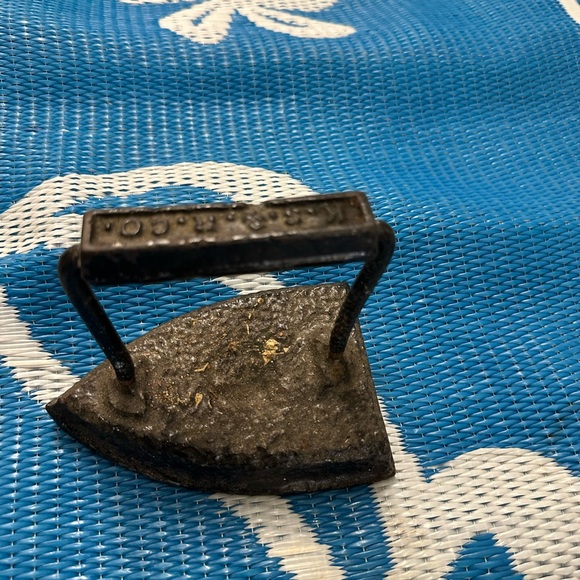 Vintage Cast Iron Sad Iron - Picture 1 of 6